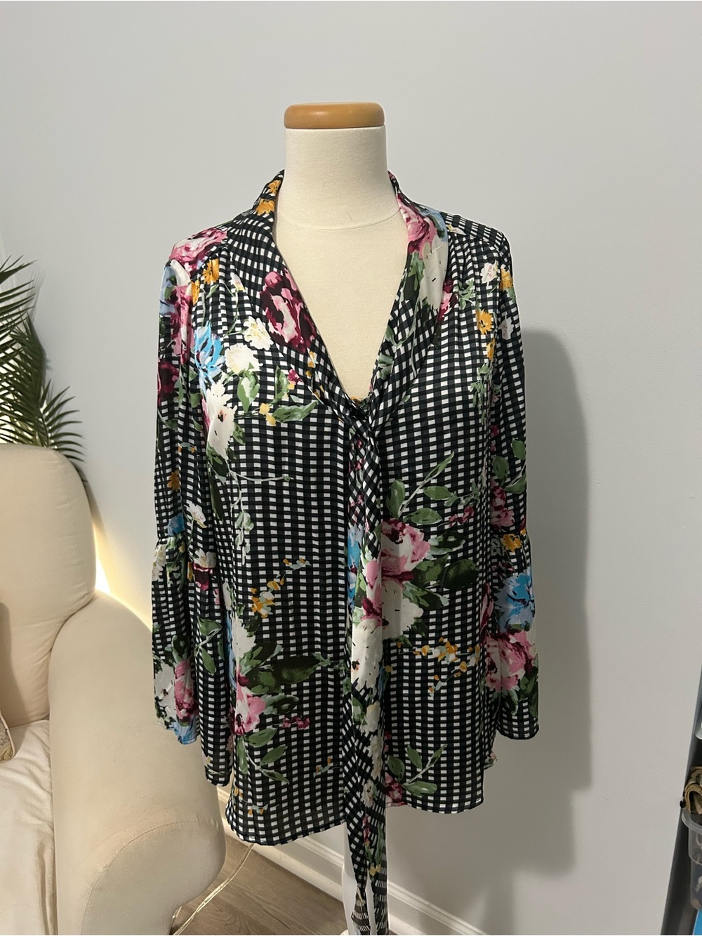 Tahari long sleeve blouse